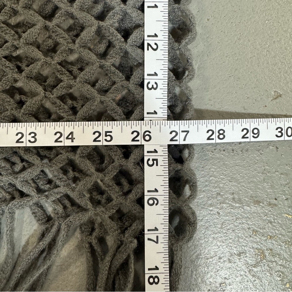 Grey open weave crochet infinity scarf w fringe by 2 Chic EUC - Picture 10 of 10